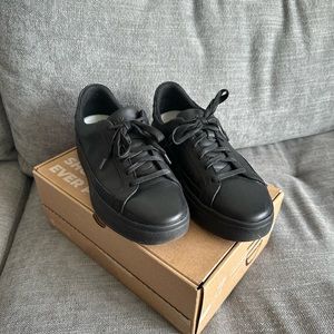 Nearly new black Kizik Vegas sneakers - size 8